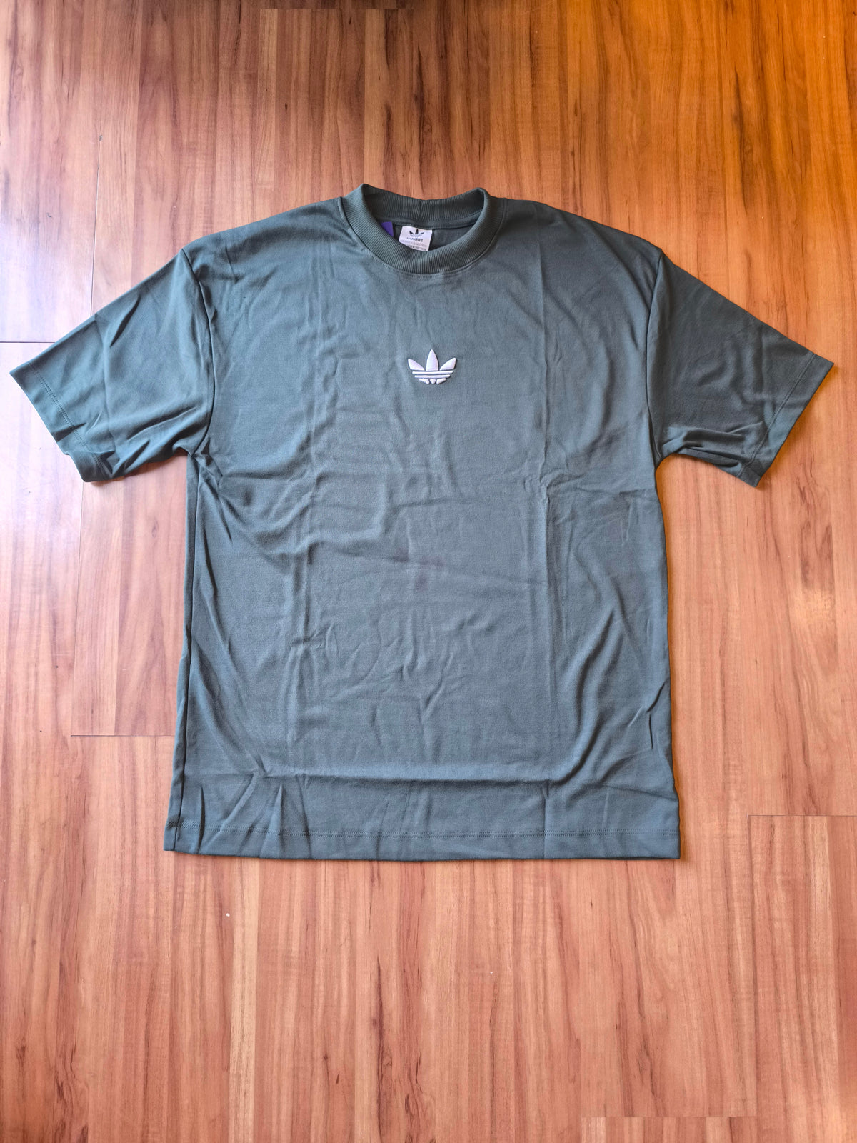 Remera Oversized Bordada ADI